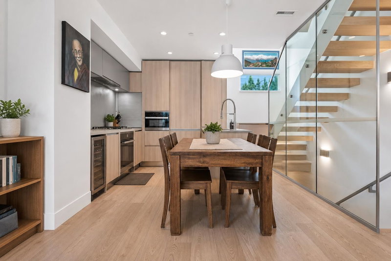 156 Woodstock Avenue W