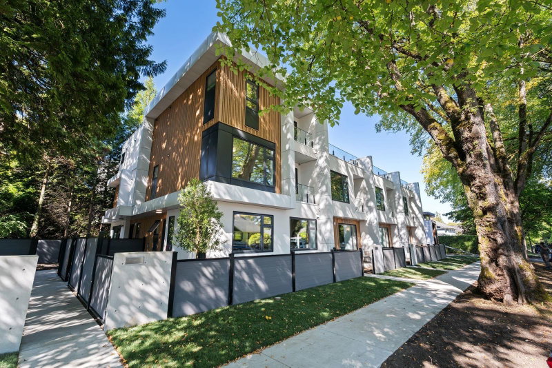 4 - 1491 Devonshire Crescent