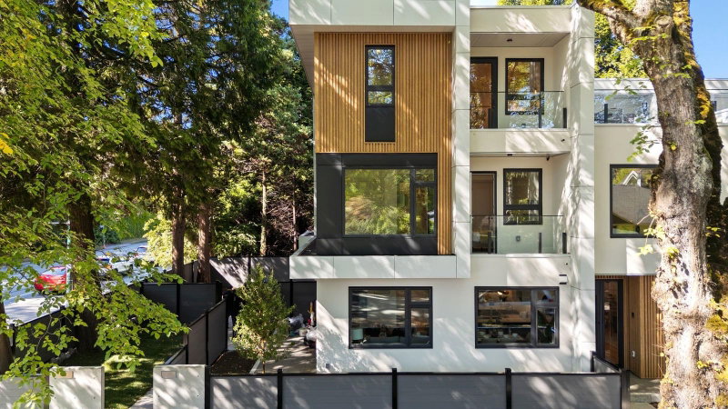 4 - 1491 Devonshire Crescent