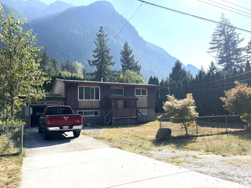 320 Robertson Crescent