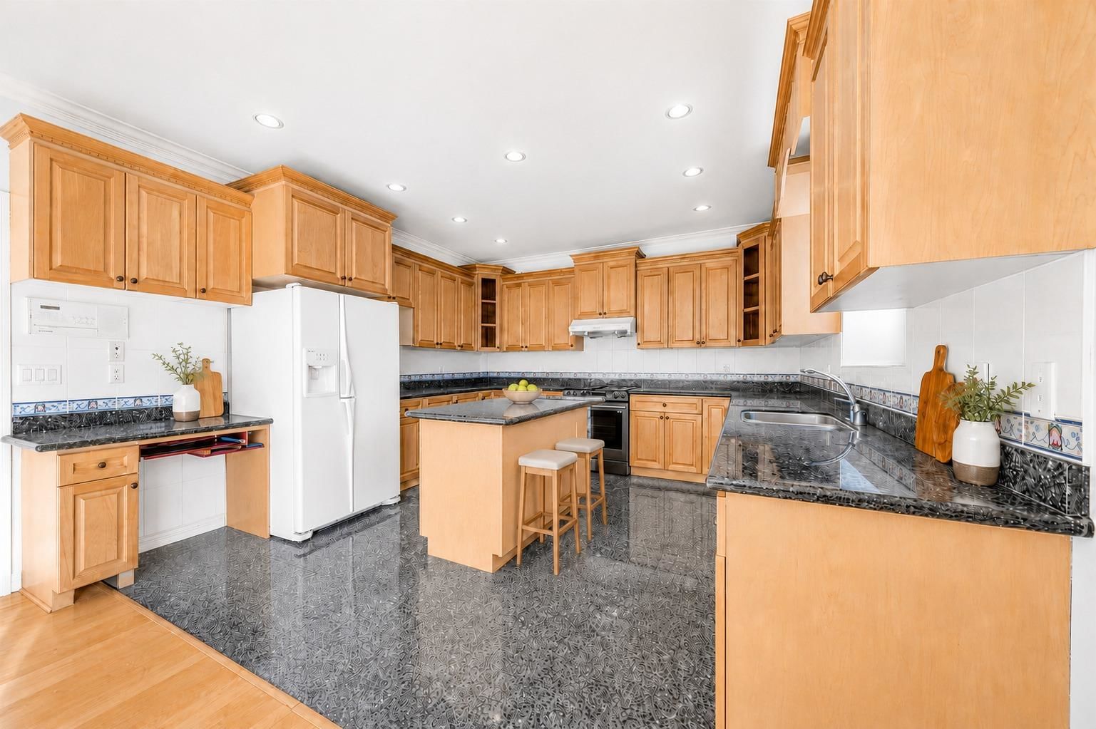 Listing Image 10