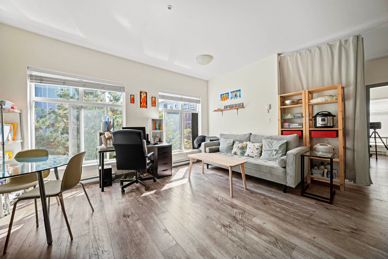 Listing Image 4