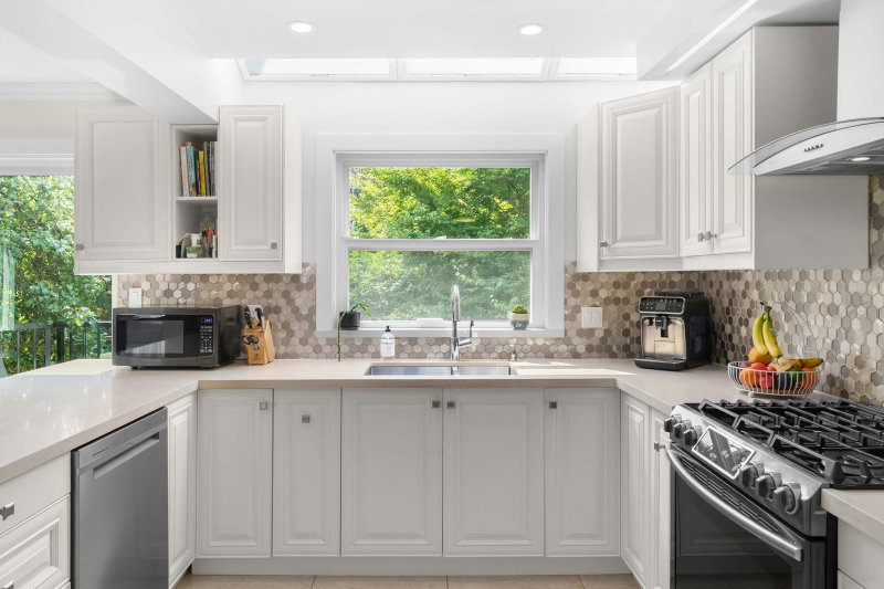 4 - 230 16th Street W
