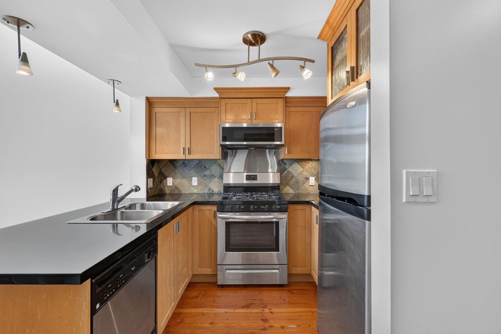 Listing Image 12