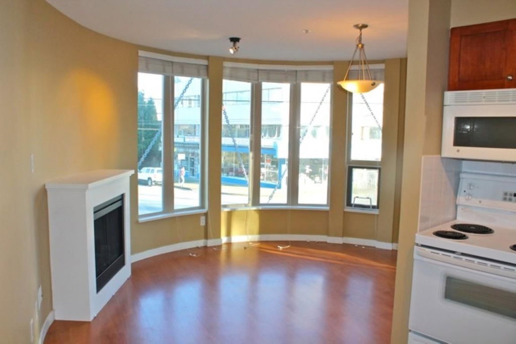 209 - 3089 Oak Street 3