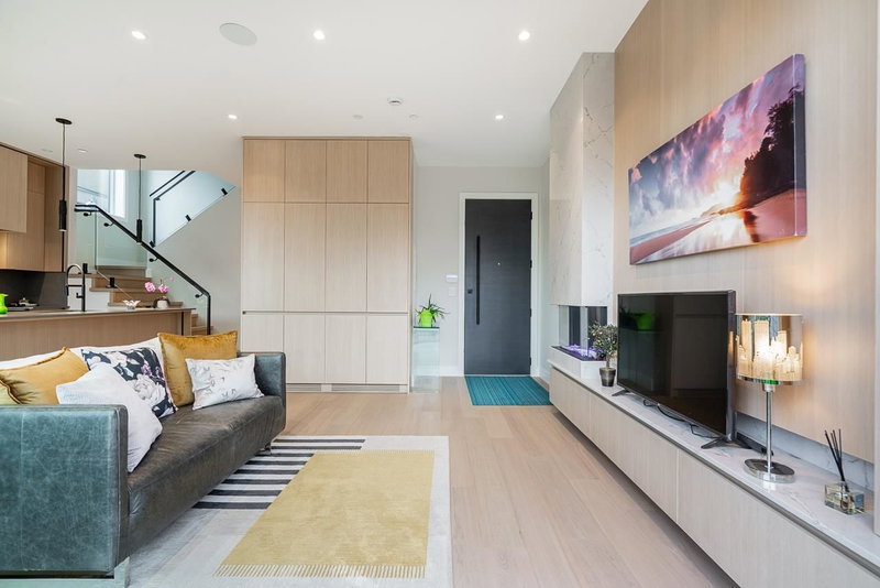 2 - 3674 Oxford Street