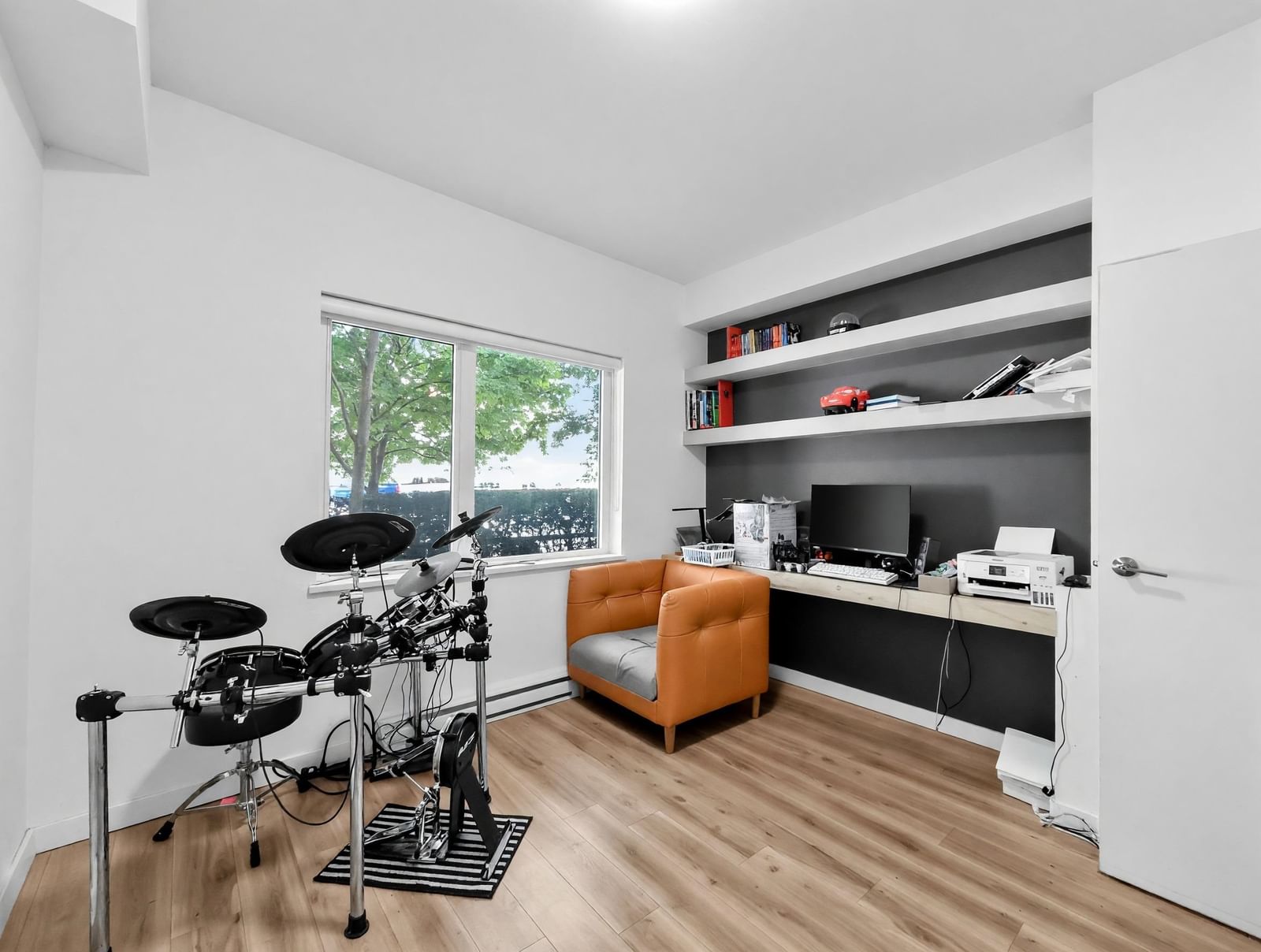 Listing Image 12