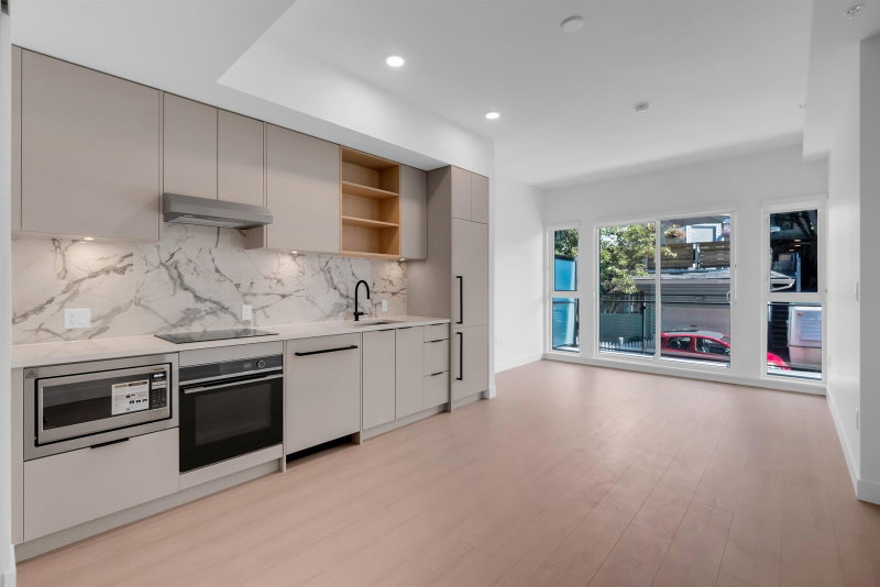 2XX - 422 3rd Street E