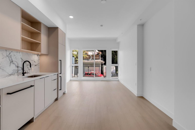 2XX - 422 3rd Street E