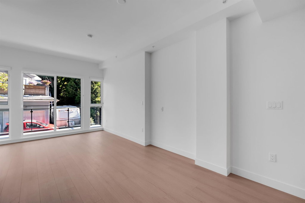 2XX - 422 3rd Street E 3