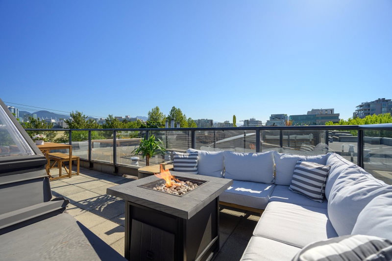 676 6th Avenue W