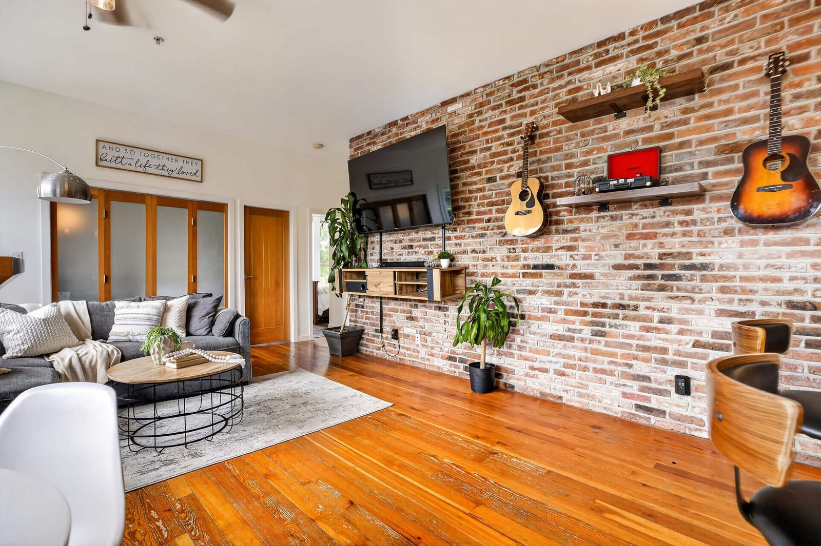 Listing Image 11