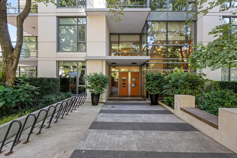 205 - 135 2nd Street W