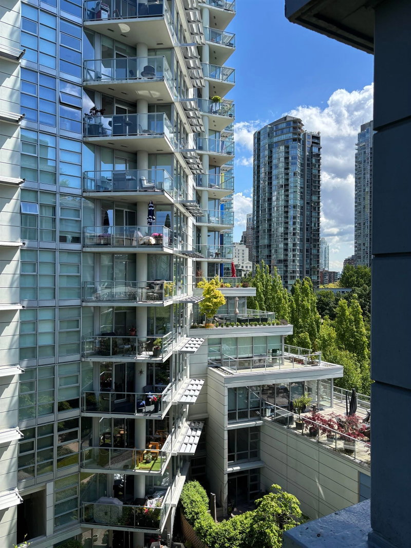 906 - 633 Kinghorne Mews
