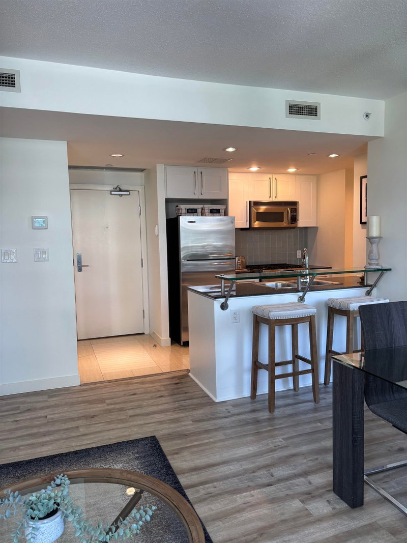906 - 633 Kinghorne Mews