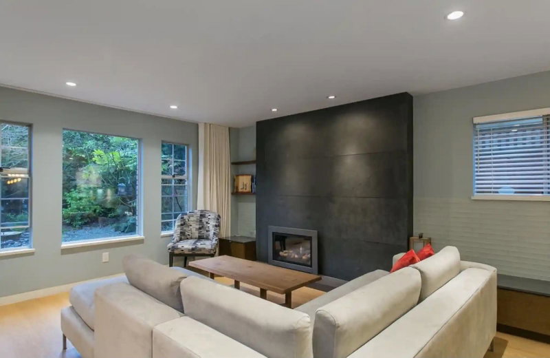 Ground Floor - 453X 16th Ave W