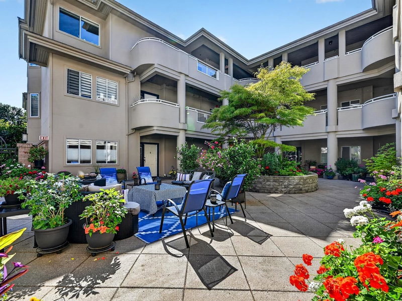 208 - 7600 Moffatt Rd