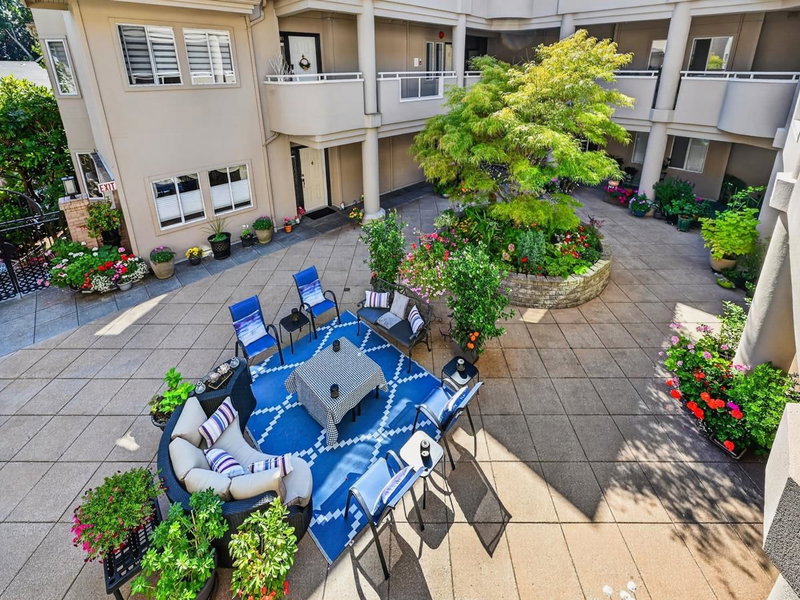 208 - 7600 Moffatt Rd