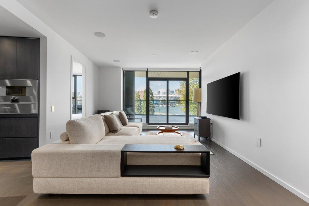 303 - 1601 Quebec Street 5