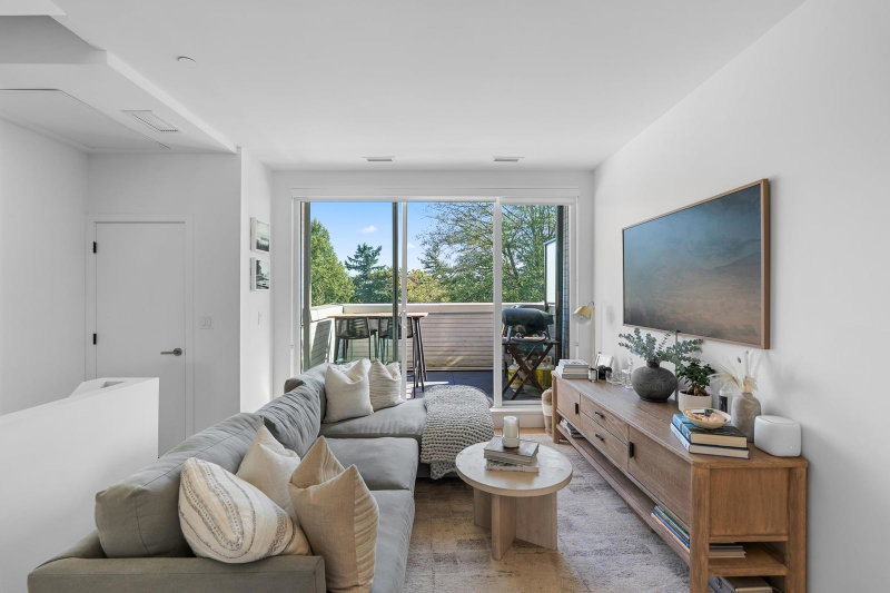 203 - 650 2nd Street E