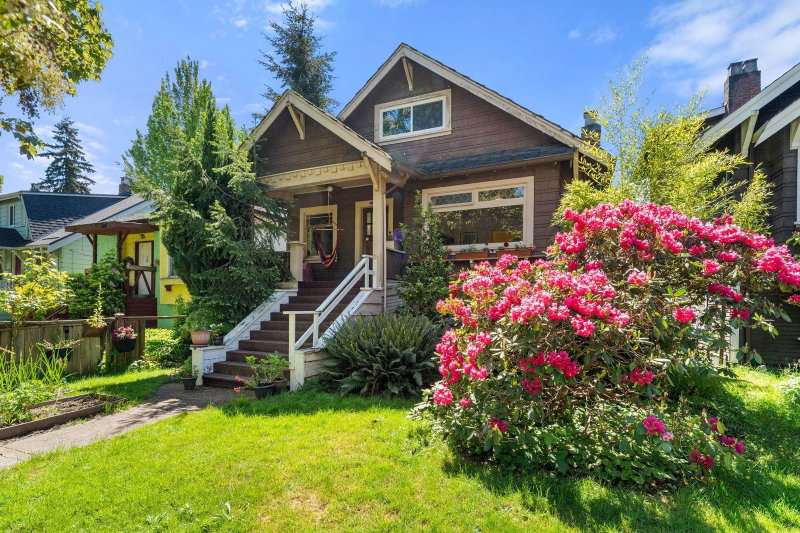 3218 6th Avenue W