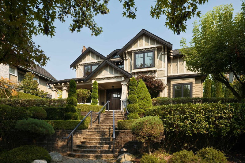 4468 Pine Crescent