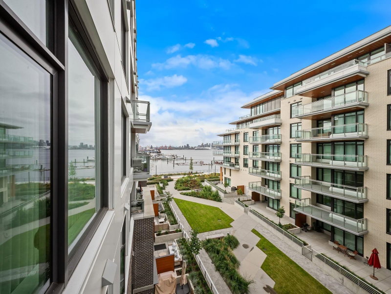 425 - 755 Harbourside Drive