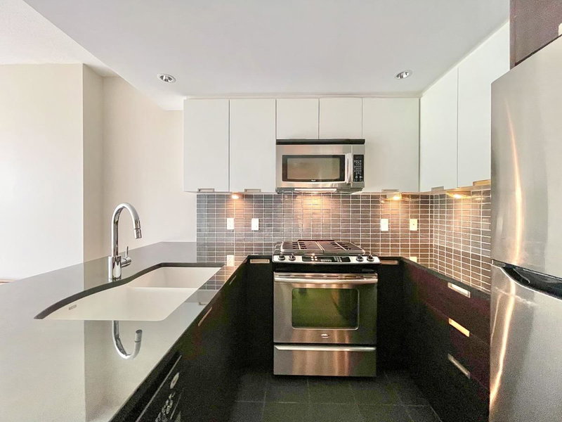 602 - 2968 Glen Drive