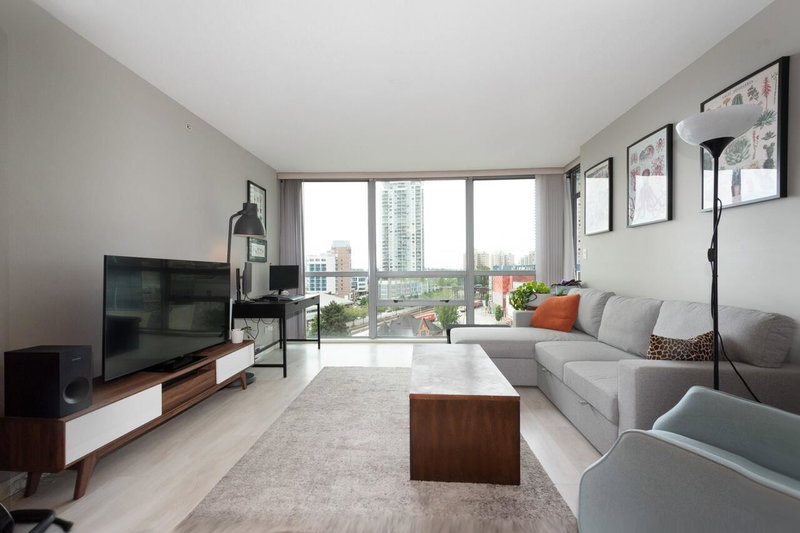 902 - 14 Begbie Street