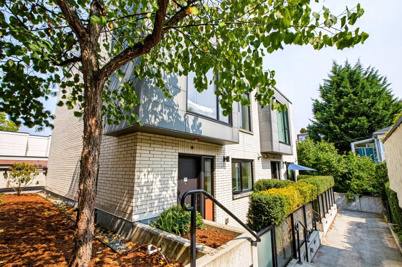 2 - 589 King Edward Avenue W