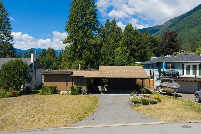 4568 Marineview Crescent