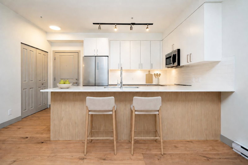 210 - 6968 Royal Oak Avenue