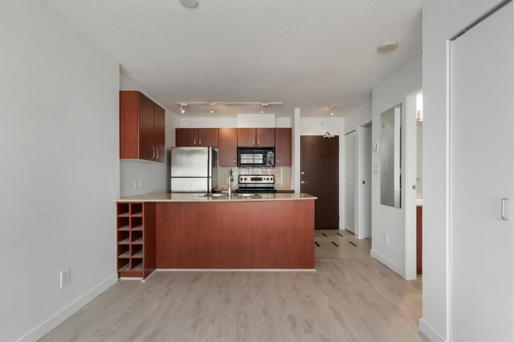 2606 - 610 Granville Street 4