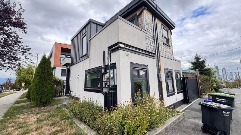 Laneway House - 3202 5th Avenue E