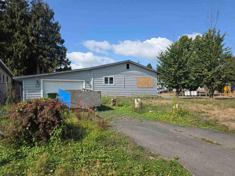 2171 Oakridge Crescent