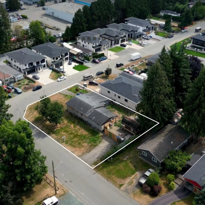 2171 Oakridge Crescent