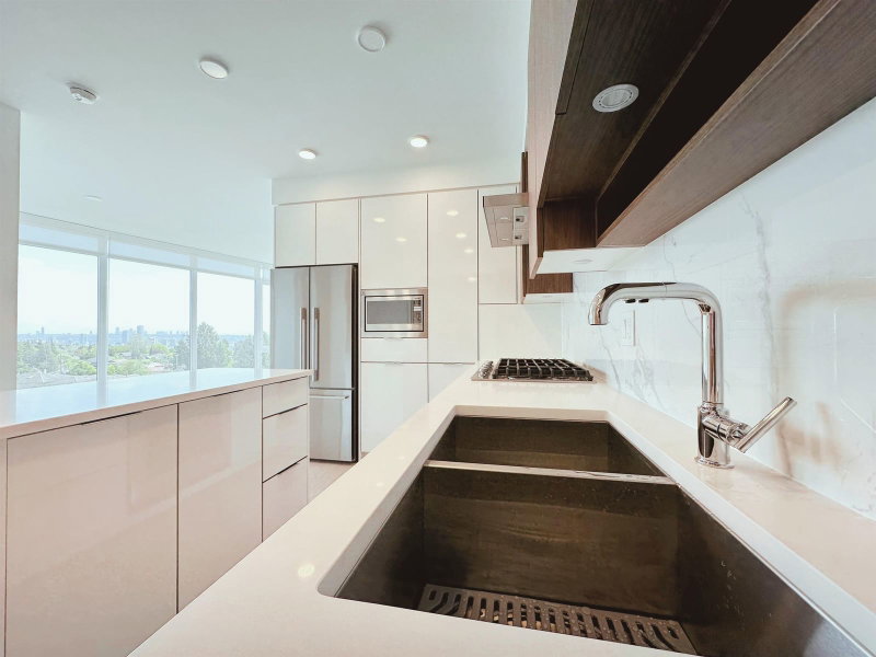 601 - 7799 Park Crescent