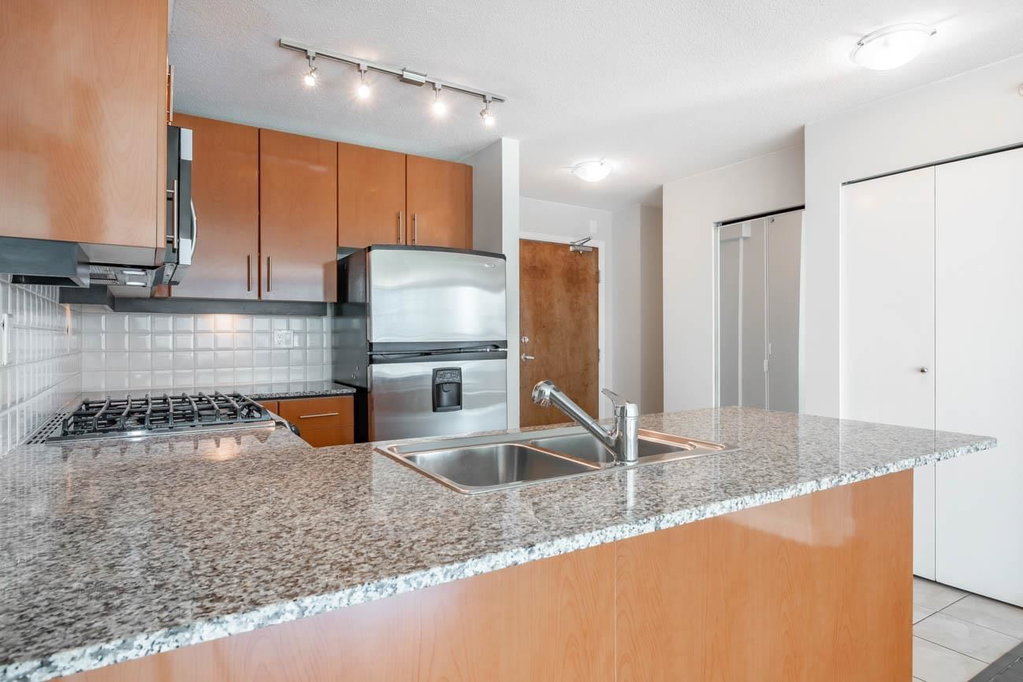 704 - 188 Esplanade E 4