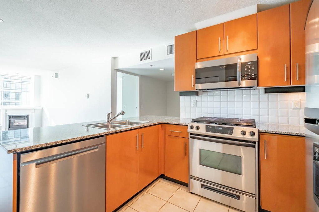 704 - 188 Esplanade E 5