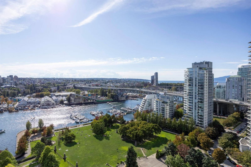 2505 455 Beach Crescent