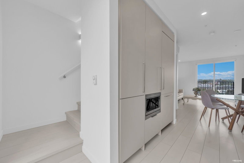 302 - 1120 East Georgia Street E