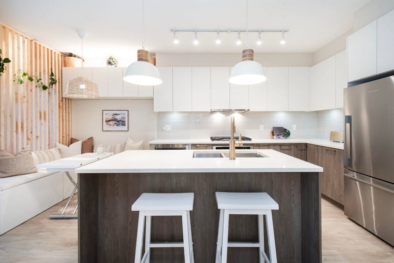 111 - 615 3rd Street E