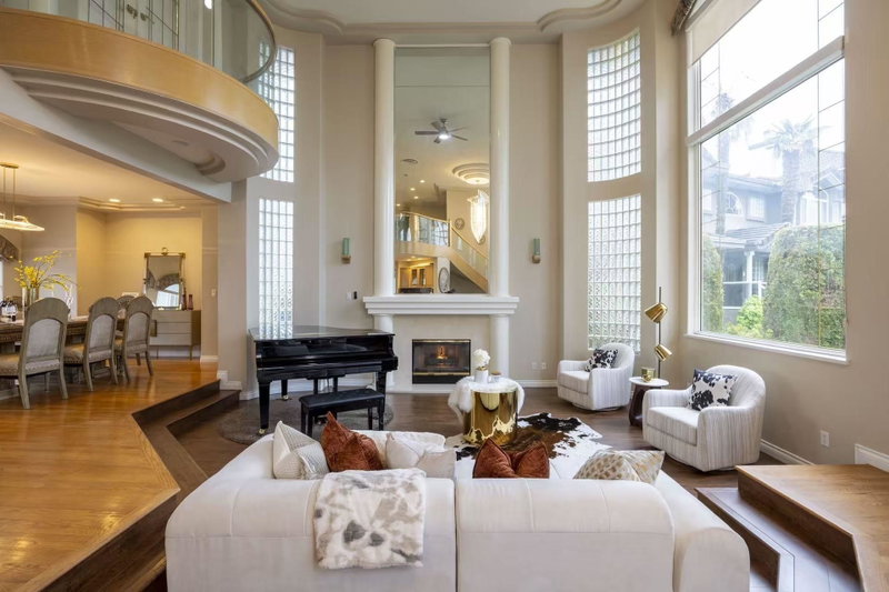 1527 Giles Place