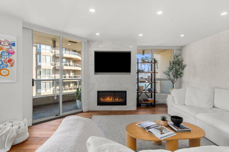1704 - 1245 Quayside Drive