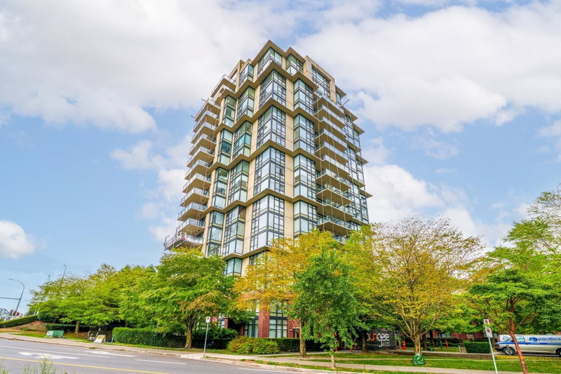 402 - 11 E Royal Avenue