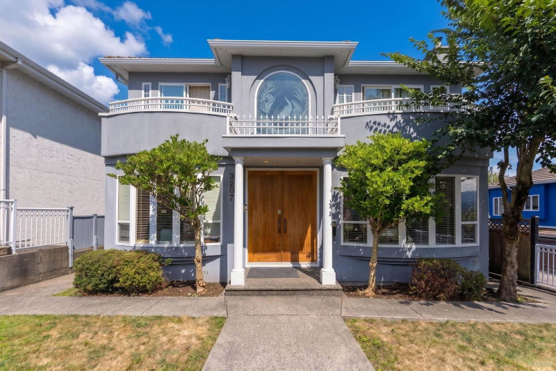 3207 Vimy Crescent