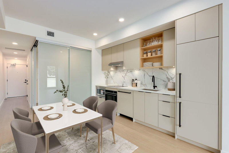 663 - 422 3rd Street E
