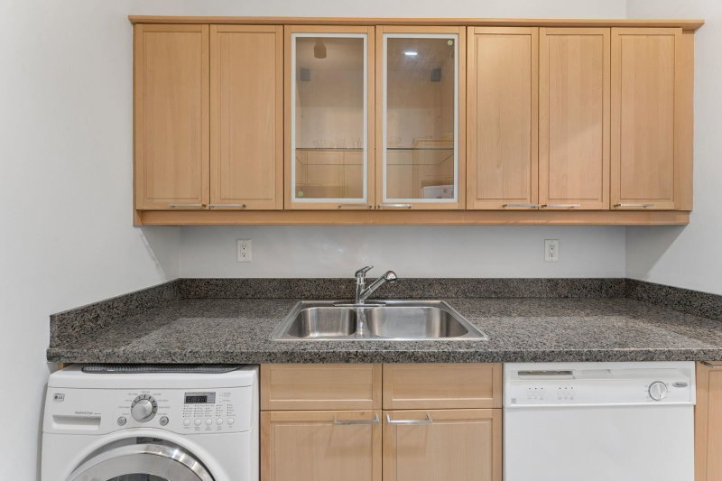 304 - 827 16th Street W