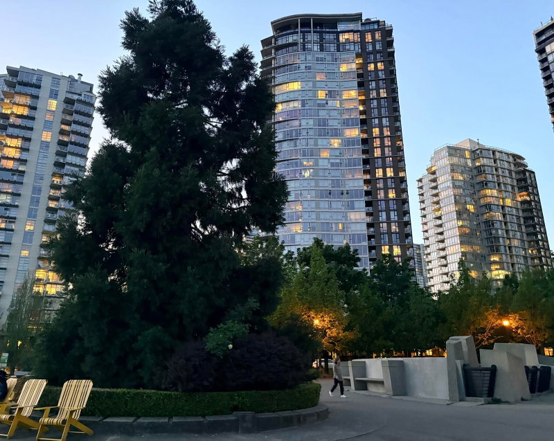 607 - 583 Beach Crescent