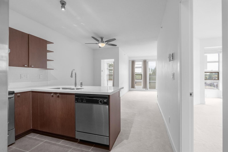407 - 4550 Fraser Street